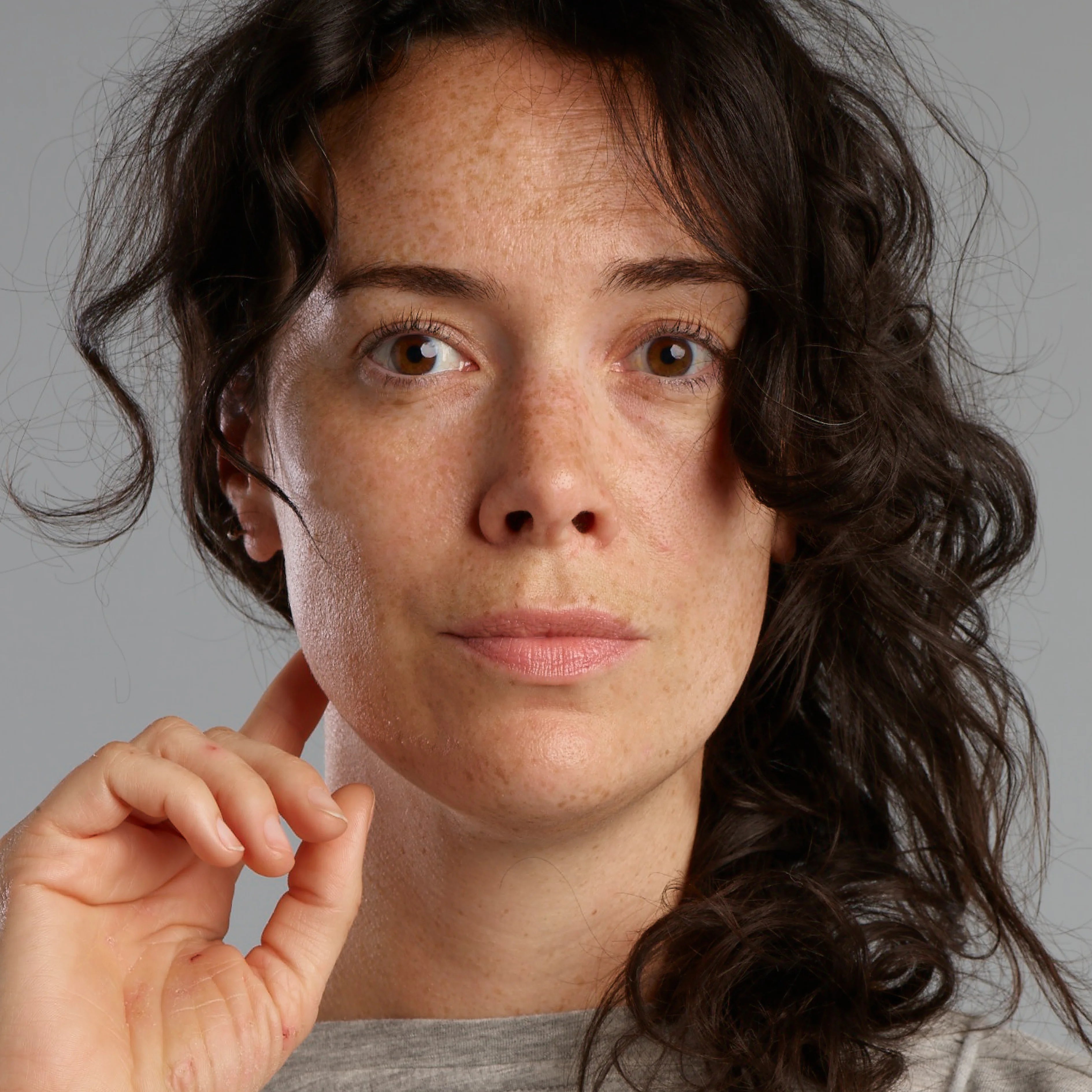 Afbeelding van een vrouw met donker krullend haar